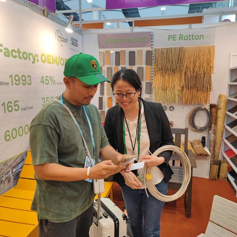 chat with customer at exhibition